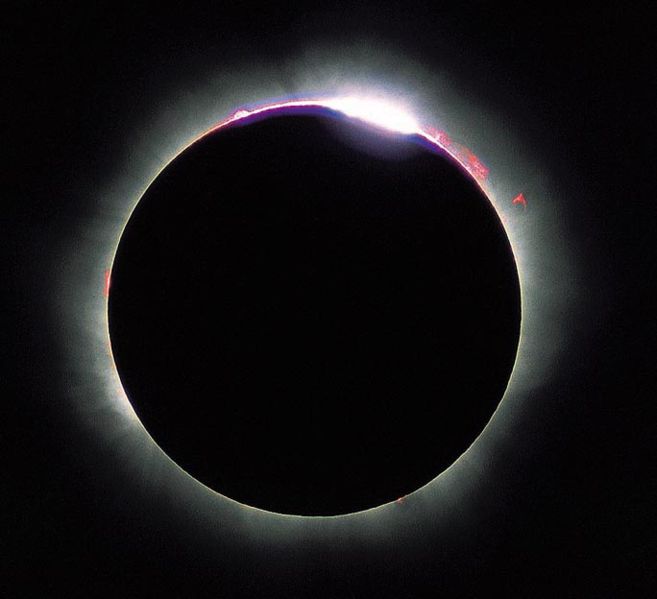 http://lamanzanaingravida.files.wordpress.com/2009/07/eclipse-solar.jpg